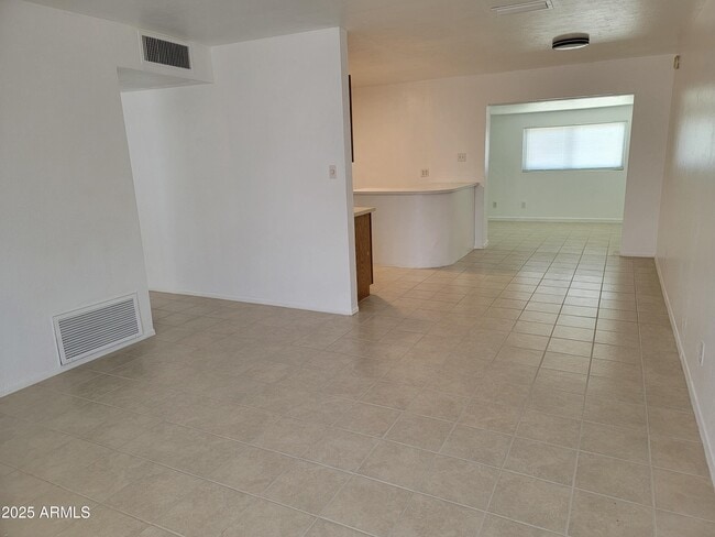 Building Photo - 621 E Papago Dr