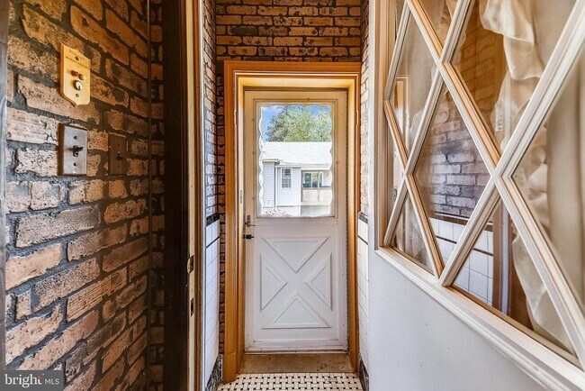 Building Photo - 1321 Maple Ave