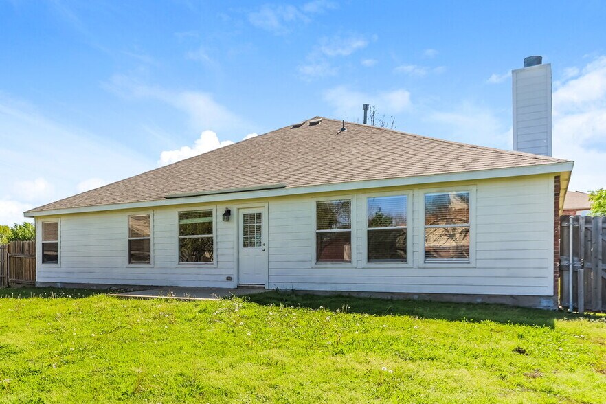 Building Photo - 1205 Hampton Dr