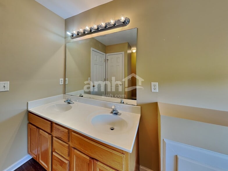 Building Photo - 2119 Ponty Pool Dr