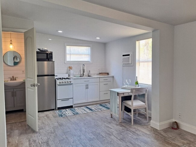 Building Photo - Efficiency Mainland New Smyrna Beach