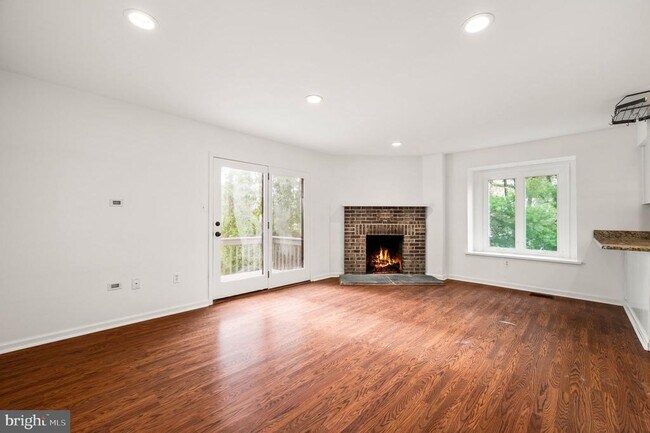 Building Photo - 302 Pinebrooke Cir
