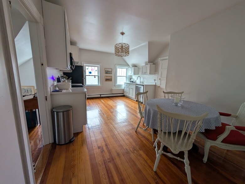 Kitchen Dining - 42 Hidden St