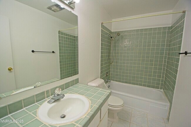 Building Photo - 2955 Lakeside Dr