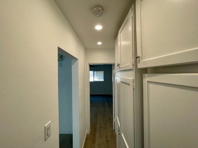 Building Photo - 2140 Beachwood Dr