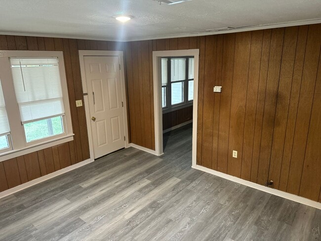 Building Photo - 2 Bedroom, 1 Bathroom Home w/ Fenced-In Backyard and Covered Front Porch in Downtown Springdale