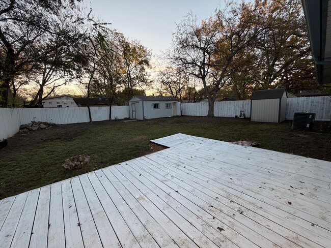 Building Photo - 1105 Highland Dr