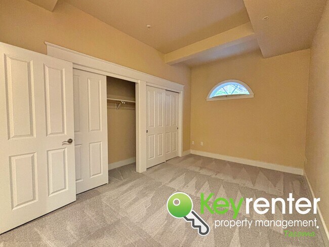 Building Photo - Luxury 2-Bed Condo in Tacoma, No Neighbors...