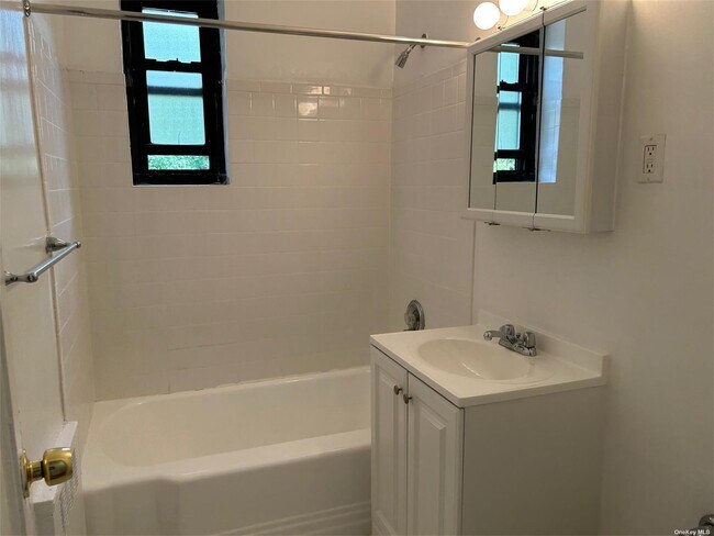 Building Photo - 13 Welwyn Rd