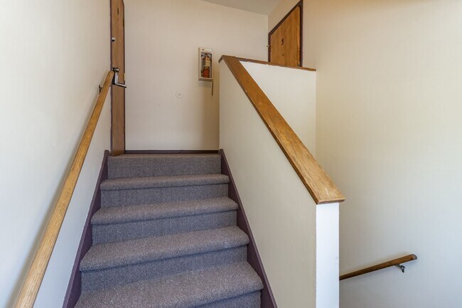 Building Photo - 2 Bed/1 Bath Apart- Off-Street Parking- Near Cub Foods- Available May 1