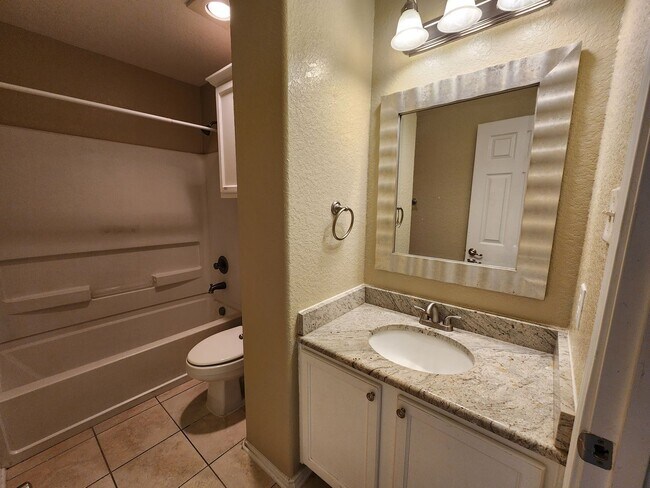 Building Photo - Spacious 3 Bedroom/2.5 Bath Home