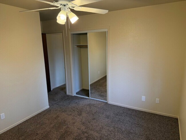 Building Photo - Huge Three Bedroom Townhouse with Garage and Backyard!