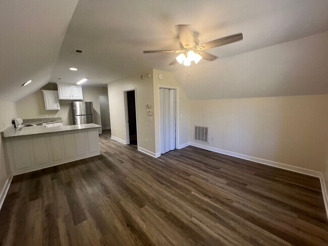 Building Photo - STUDIO APT WALKING DISTANCE TO UNCW! FINALLY SOME PRIVACY!