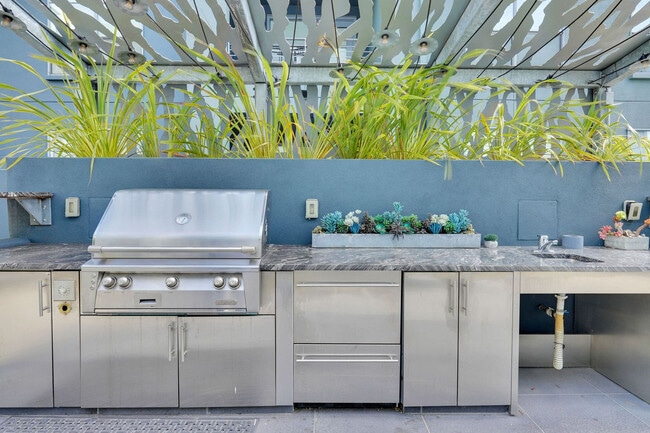 Building Photo - 355 Berry St