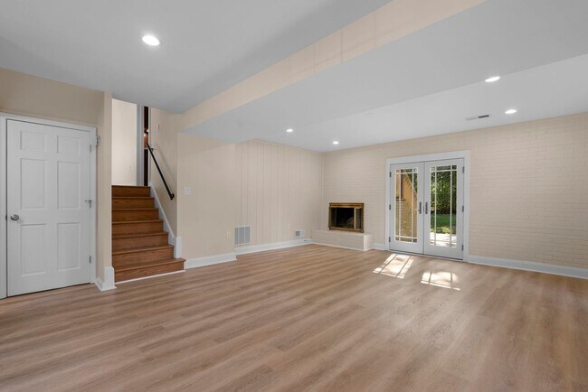 Building Photo - 3 Bed 2.5 Bath - Bethesda Split Level Single Family - Move In Ready