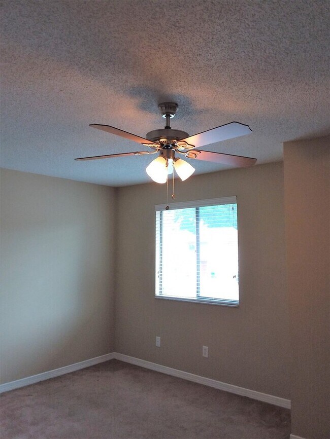 Building Photo - 2 bedroom 2 1/2 bath townhome in Arlington