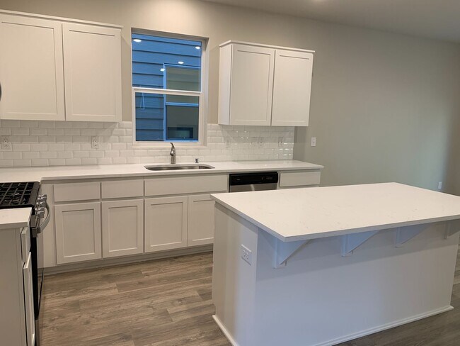 Building Photo - Gorgeous  4 Bed 2.5 Bath Home in Camas! Union School District! Laminate Floors Throughout Main! S...