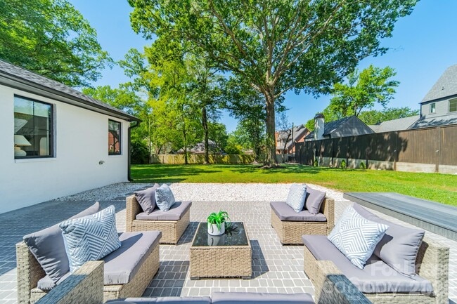Building Photo - 2528 Providence Rd