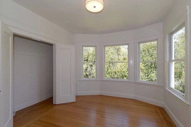 Building Photo - TOP FLOOR 3 BEDROOM FLAT
