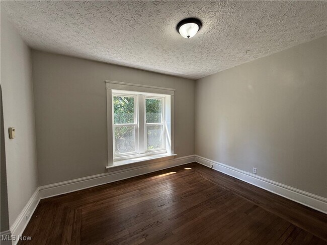 Building Photo - 842 Kenyon St