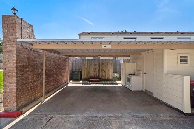 Building Photo - 1227 Country Pl Dr