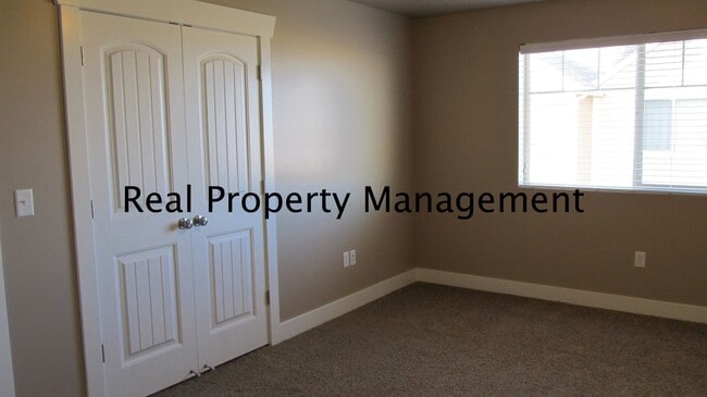 Building Photo - A Fantastic 3 bedroom, 2.5 bath Town Home ...