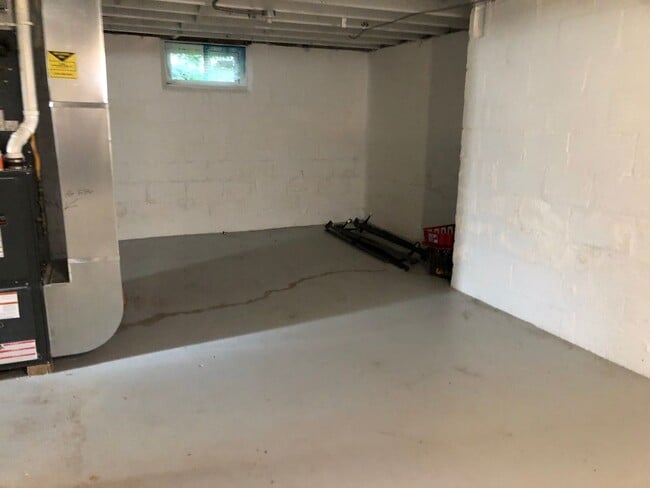 Building Photo - Awesome 2 bedroom 1 bath with basement, fe...