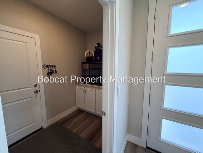 Building Photo - Stylish Corner Lot Townhome with No Rear Neighbors