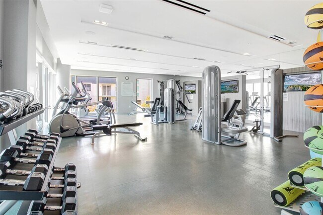 Building Photo - 1600 SW 1st Ave