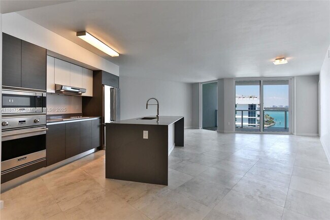 Building Photo - 9821 E Bay Harbor Dr