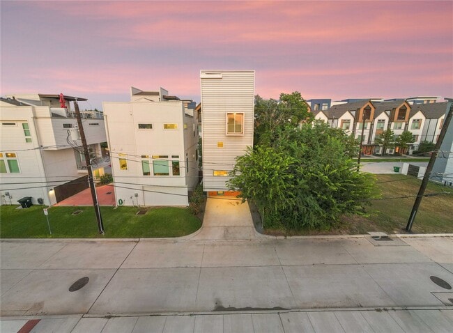 Building Photo - 1315 Lakin St