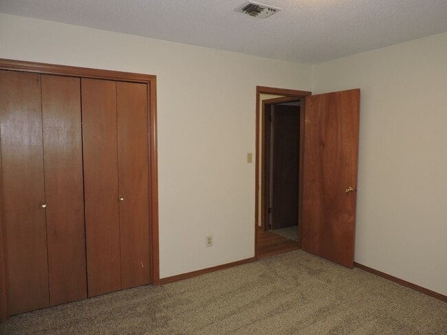 Building Photo - Convenient to interstate, schools & shopping!