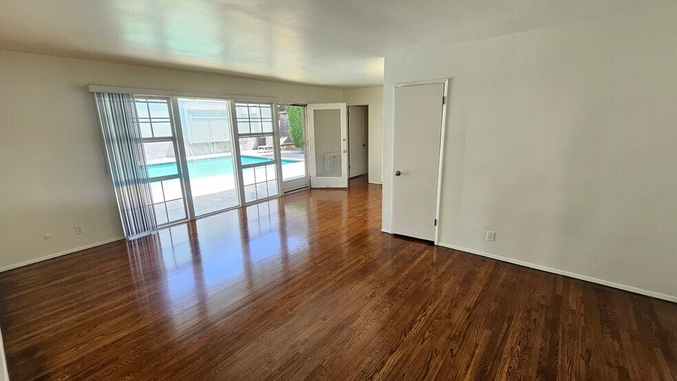 Building Photo - 11030 Moorpark St