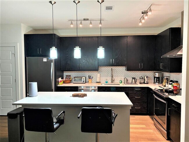 Building Photo - 1615 E 7th St