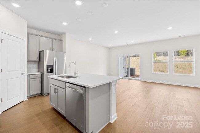 Building Photo - 4135 Smt Wds Dr
