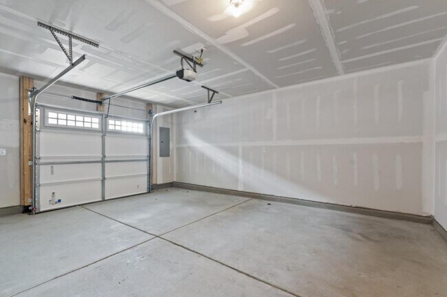 Building Photo - 720 Gimari Dr