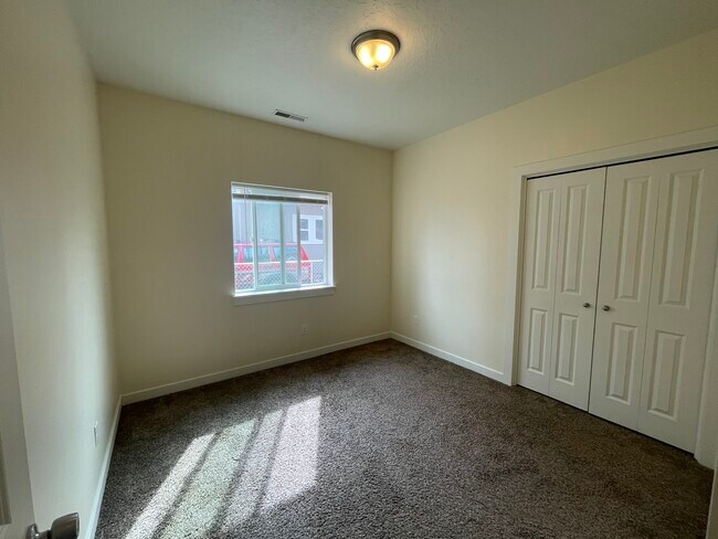 1st bedroom - 214 S Dewey Ave