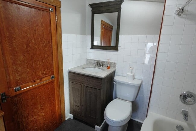 Building Photo - 3 Bed/ 1 bath house in a great location