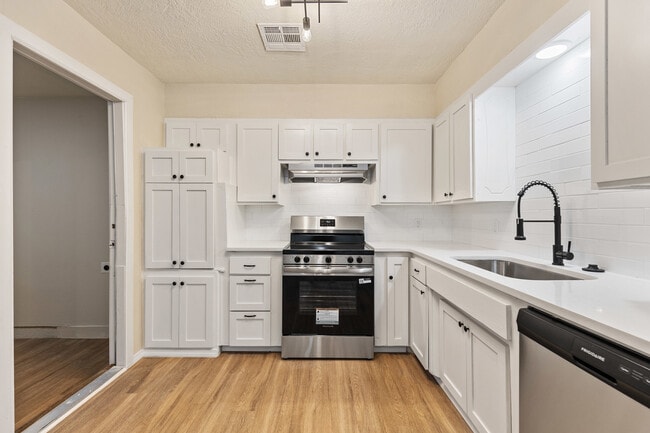 Building Photo - 3325 Del Rancho Rd