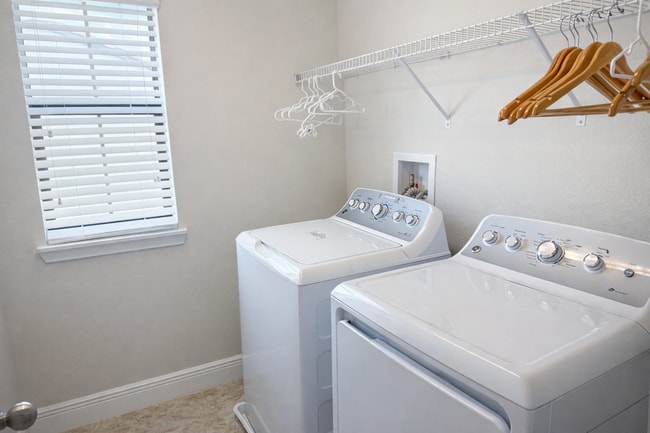 Building Photo - Spacious 3-Bedroom Townhouse Oasis in Haines City – Your Perfect Retreat!