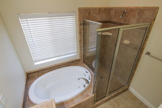 Building Photo - 4 Bedroom Mary Lake Home on Cul-De-Sac