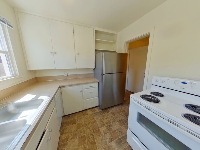 Building Photo - 5 bedroom house near campus! 2 Months free...