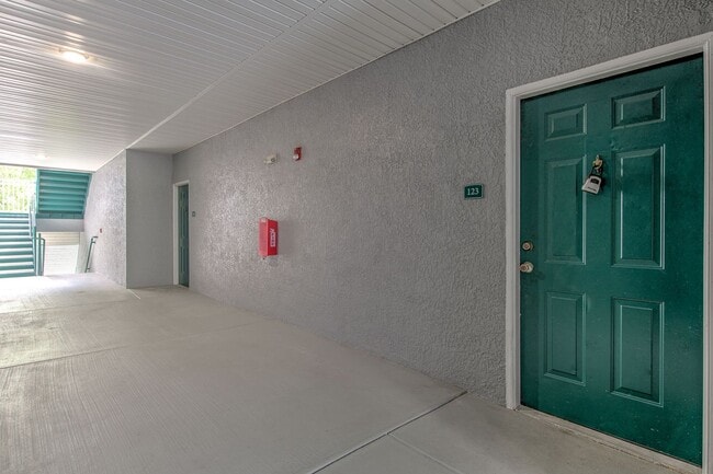 Building Photo - Very nicely upgraded  2bed/2bath 2nd floor...