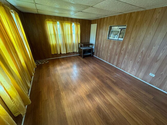 Building Photo - 2929 Saralake Dr S