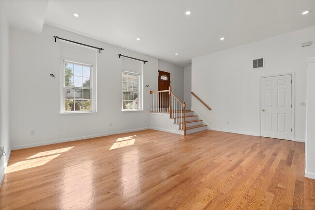 Building Photo - 322 Greenfield St
