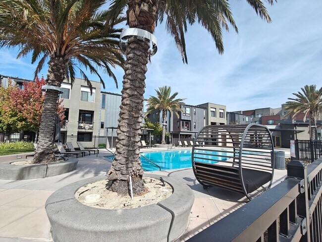 Building Photo - Luxury One-Bedroom Condo for Lease