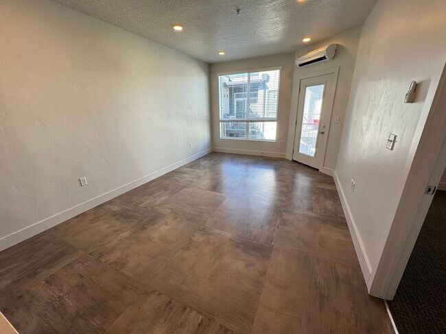 Building Photo - 1 Bedroom 1 Bath in SLC! Internet and cabl...