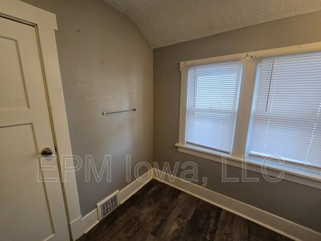 Building Photo - 1001 1/2 Randolph St