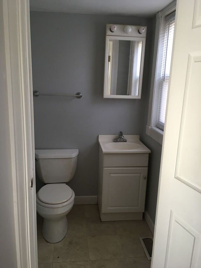 Building Photo - Spacious 3 Bedroom and 1.5 Bath
