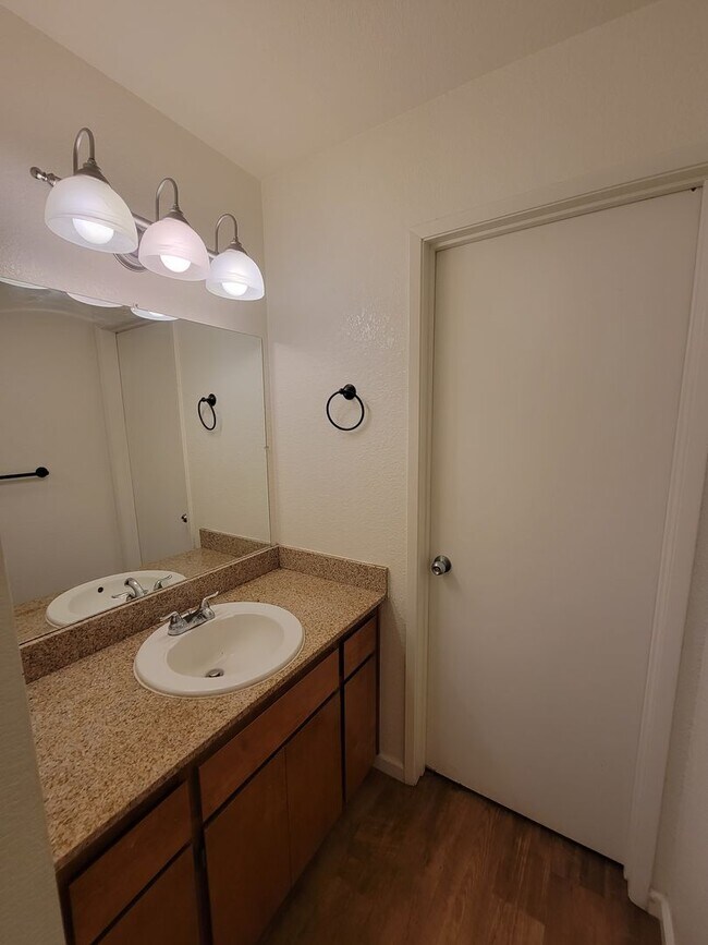 Building Photo - Two Story 3 Bedroom 2 Bath Condo in Chico for Rent!